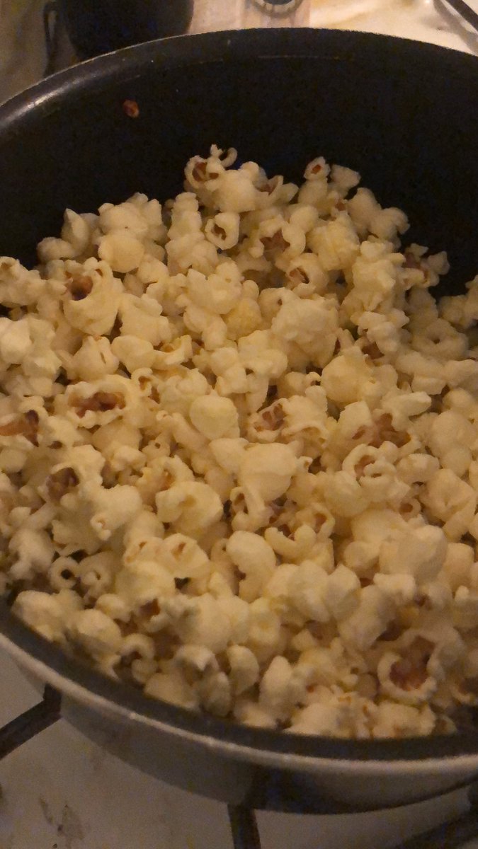 Mikeisha_'s tweet image. POPCORN ON THE STOVE #latenightsnack #editingsnack #latenightediting #popcorn #stovepopcorn
