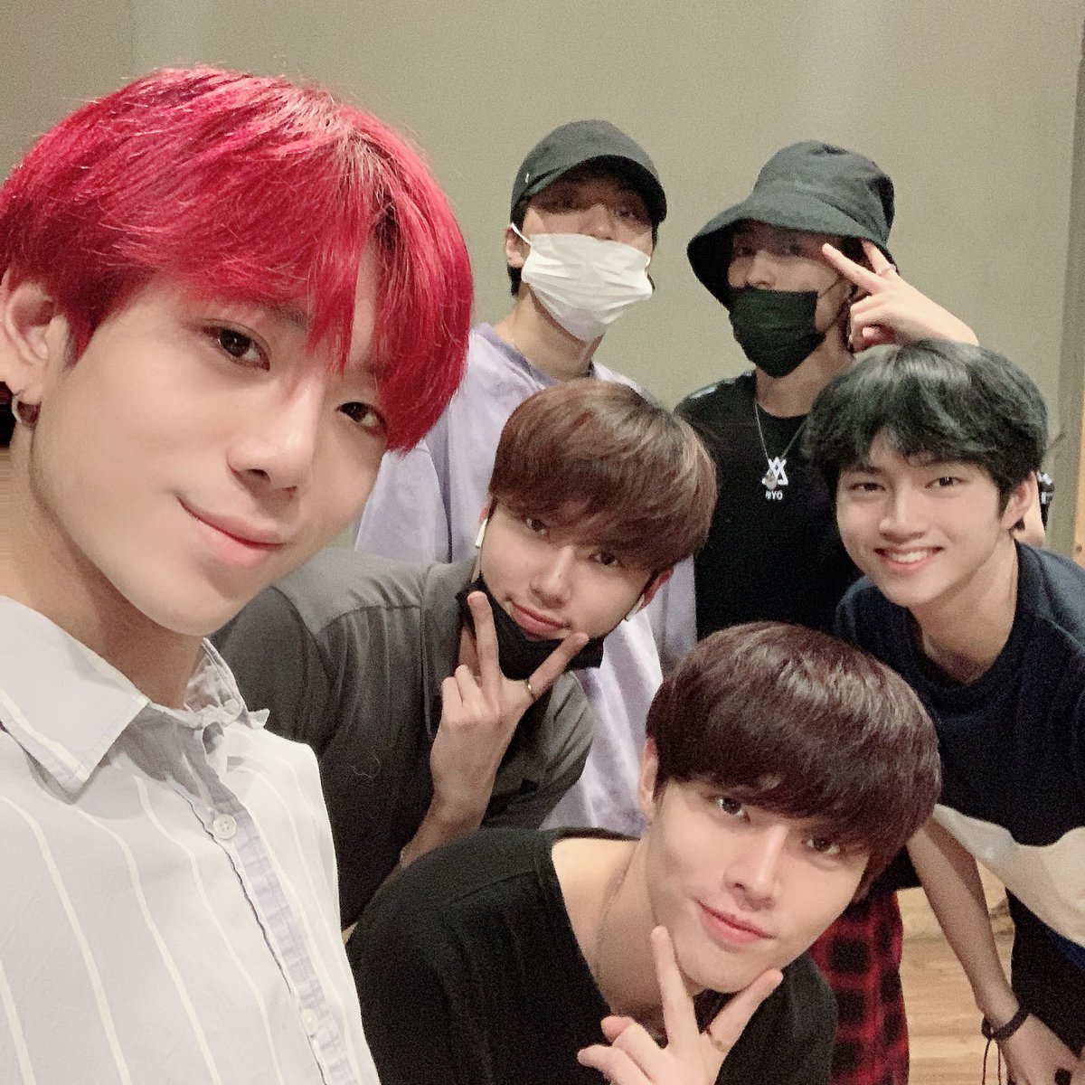 black6ix_twt's tweet photo. 내일 저녁 8시!!!!!!
블랙식스와 함께 만나는 날!!
오랜만이죠???
한 명도 빠짐없이 보러 와주실 꺼죠?😆
내일 봐요 👋🏻
.
.
.
.
#black6ix #블랙식스
#vlive #브이라이브 #저녁8시 https://t.co/inxumbh5mD