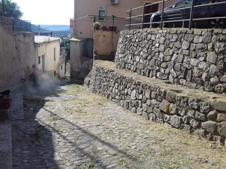CivicaPer's tweet photo. Nuova e vasta operazione di pulizia, con taglio erba nel centro storico  di Rossano, effettuata dagli operatori Ecoross in concerto con gli operatori comunali. Un altro tassello che sta avvicinando la Citta’ alla normalità. 
#coalizionecivocaflaviostasisindaco #stasisindaco https://t.co/MEecvNwbD5