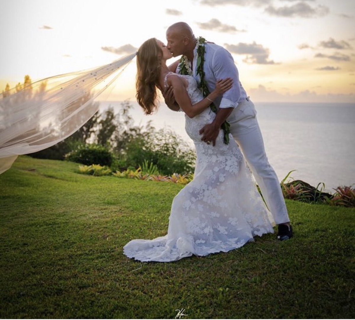 latinxnow's tweet photo. ¡Felicidades!👰🤵 Congrats to #TheRock and Lauren Hashian! The couple got married in Hawaii yesterday. 😍
[📷: @hhgarcia41] https://t.co/exaJn8DNv2