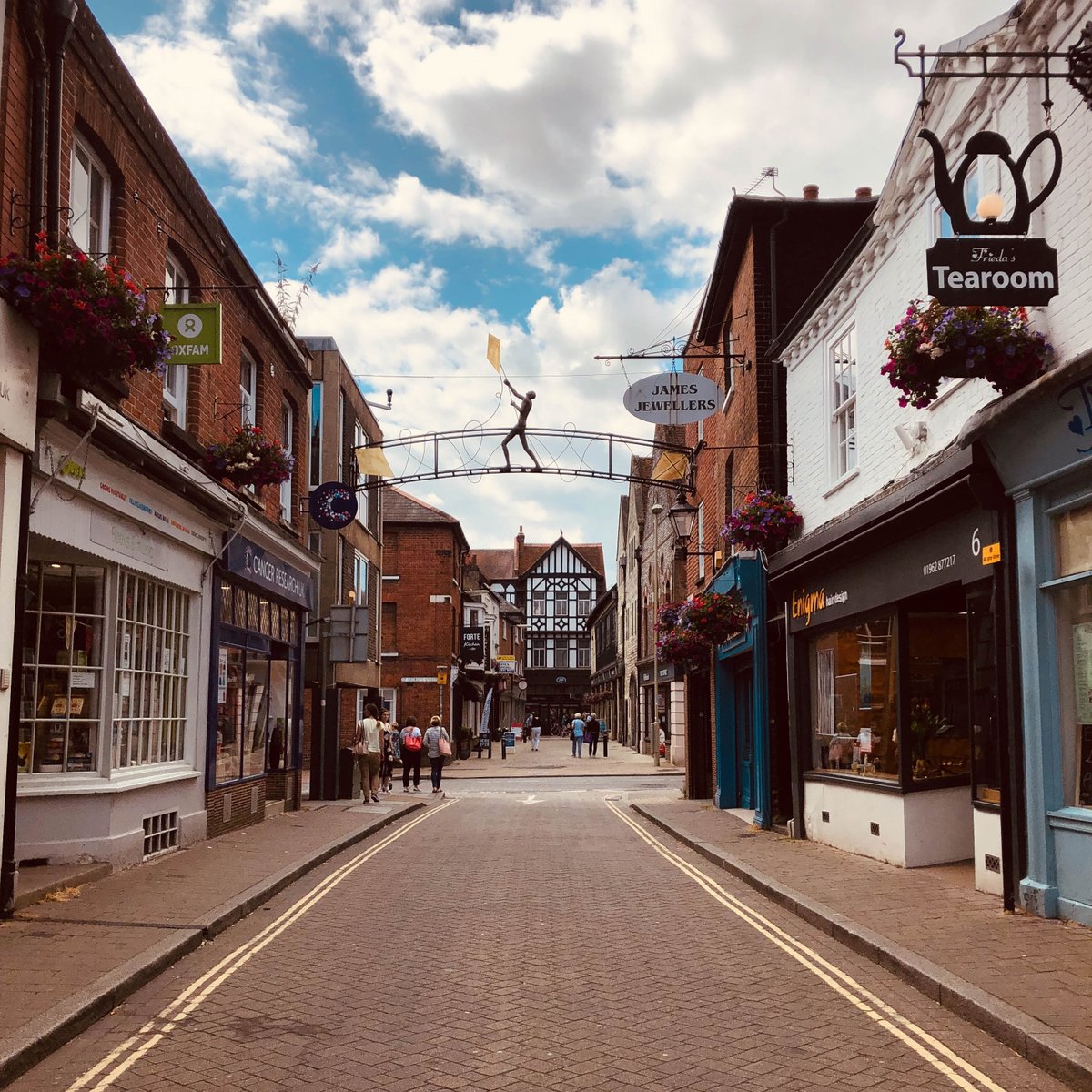 _UoW's tweet photo. Exploring Winchester is the best 💜 
For all of our new students starting in September, where are your favourite spots in Winchester for exploring? [IG] 📸: winchesterpics https://t.co/OWHOiIjTSE