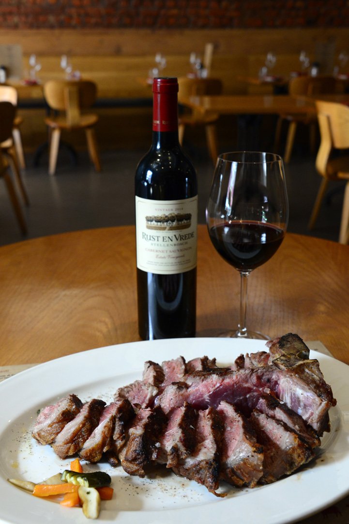 CarneCollection's tweet image. How about our 1,2 kg La Fiorentina T-Bone and a glass of red wine for this evening? It’s made to share! Available at both #CarneKeerom &amp;amp; viby #CarneonKloof