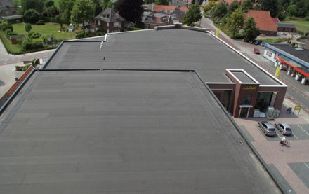Simacon_uk's tweet photo. Our #PROEPDM #HERTALAN Roof Kit 2.0mm comes with everything you need for a #flatroof installation:
EPDM, Adhesives and Trims. All you need is tools.
@HERTALAN @Hertalan UK https://t.co/62W6wRKV4n https://t.co/218eEPb35C