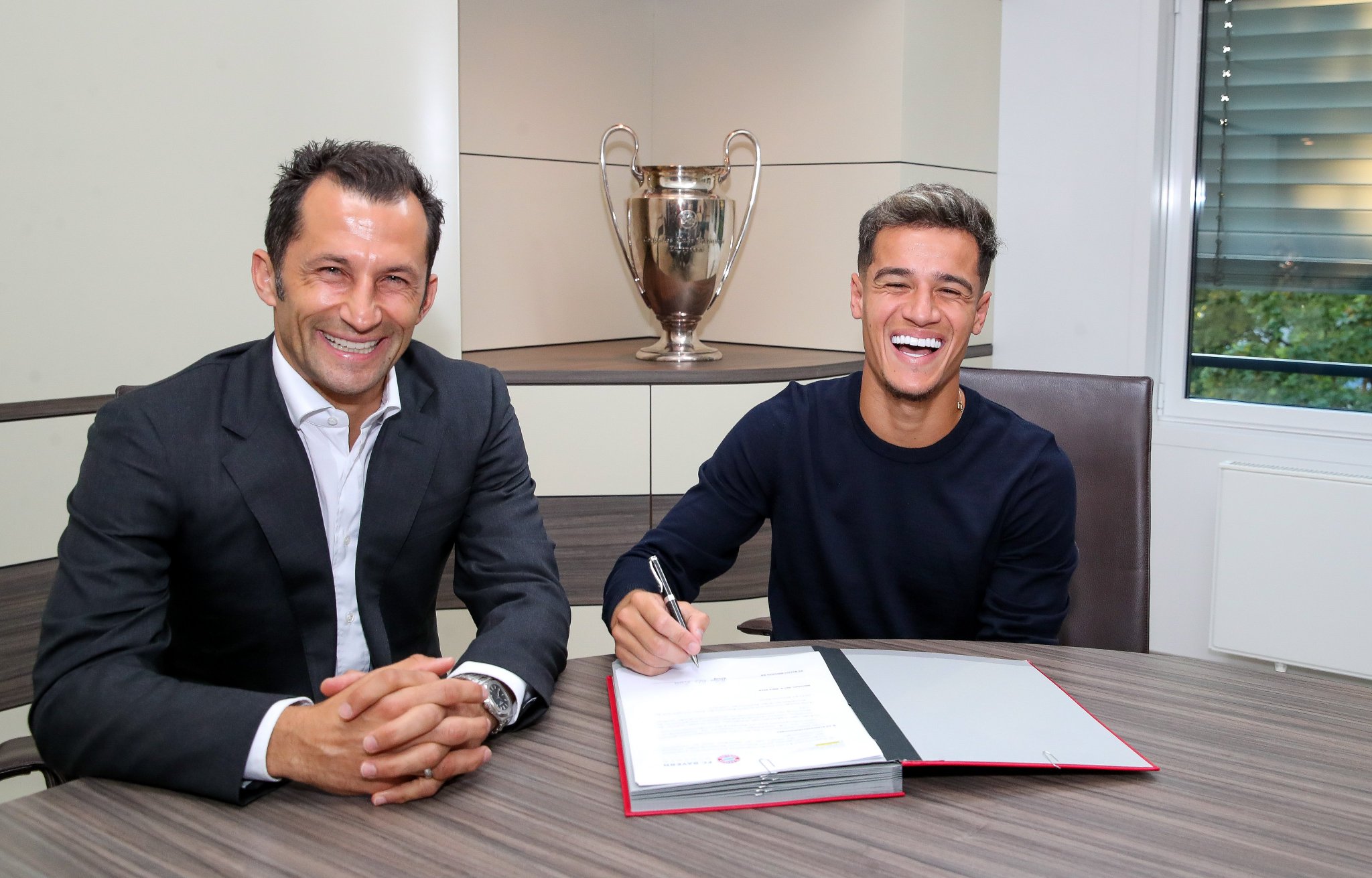 Coutinho, firmando su nuevo contrato.