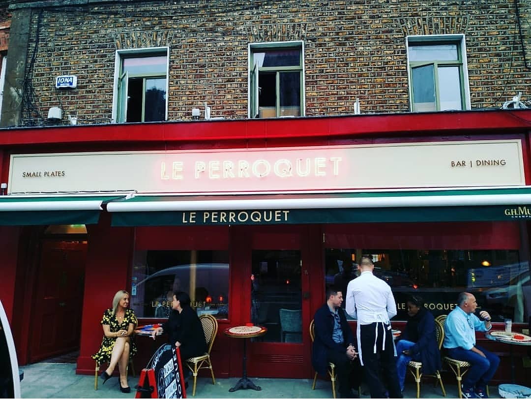 leperroquet_dub's tweet photo. LUNCH IS COMING π Our bijou HQ is closed for 2 days but fret not it will be business as usual from Wednesday - but this time we open for Lunch too - lunch menu to follow with amazing offers π #Lunch #Dinner #Restaurant #RestaurantLife #BarDining #CounterCulture #LeesonStreet https://t.co/PwoSnGaQPX