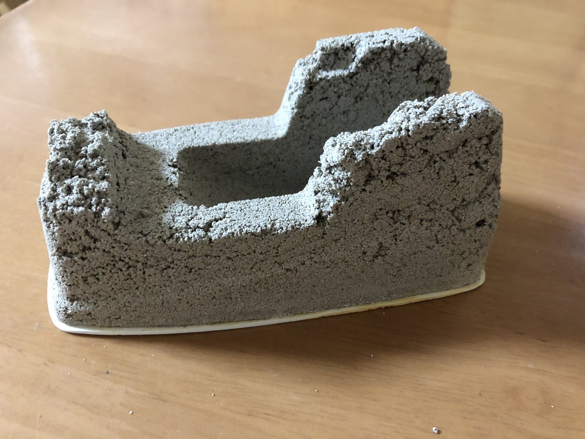 セロテープを持ち上げたらガワが外れて出てきた中身の正体にびっくり どうりで重たいわけだ Togetter