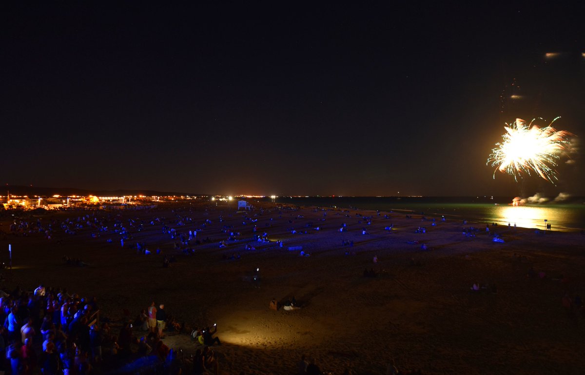 skaping's tweet photo. Retour sur le feu d'artifice du 15 Août dernier à Gruissan 🎇🎉
@GruissanTourism
#gruissan #firework #plage #15août #aude #plagedeschalets https://t.co/pAnH8NY85z