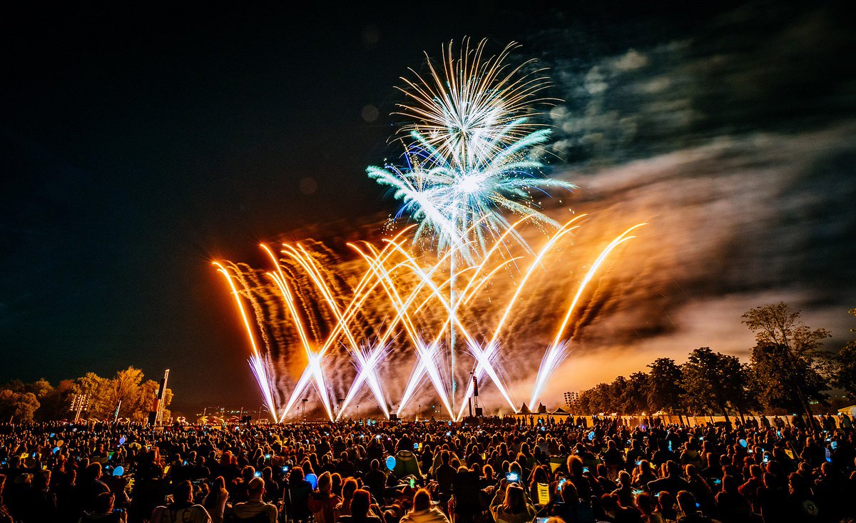 CCTV's tweet photo. #Fireworks from "G2 Fireworks Surat, Gujarat, India" illuminate the sky during the 17th International Fireworks Festival "Flammende Sterne" on August 16, 2019 in Ostfildern, Germany. #Pyrotechnicians all over the world will participate in the firework competition. #WorldNews https://t.co/ltBwYiA1B6