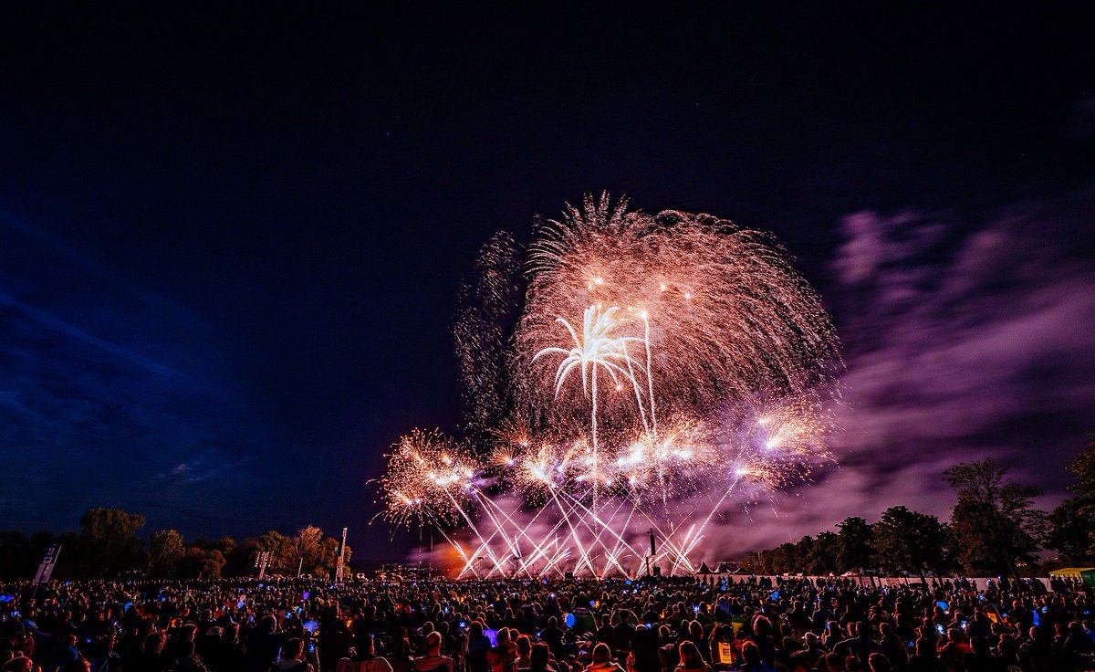 CCTV's tweet photo. #Fireworks from "G2 Fireworks Surat, Gujarat, India" illuminate the sky during the 17th International Fireworks Festival "Flammende Sterne" on August 16, 2019 in Ostfildern, Germany. #Pyrotechnicians all over the world will participate in the firework competition. #WorldNews https://t.co/ltBwYiA1B6