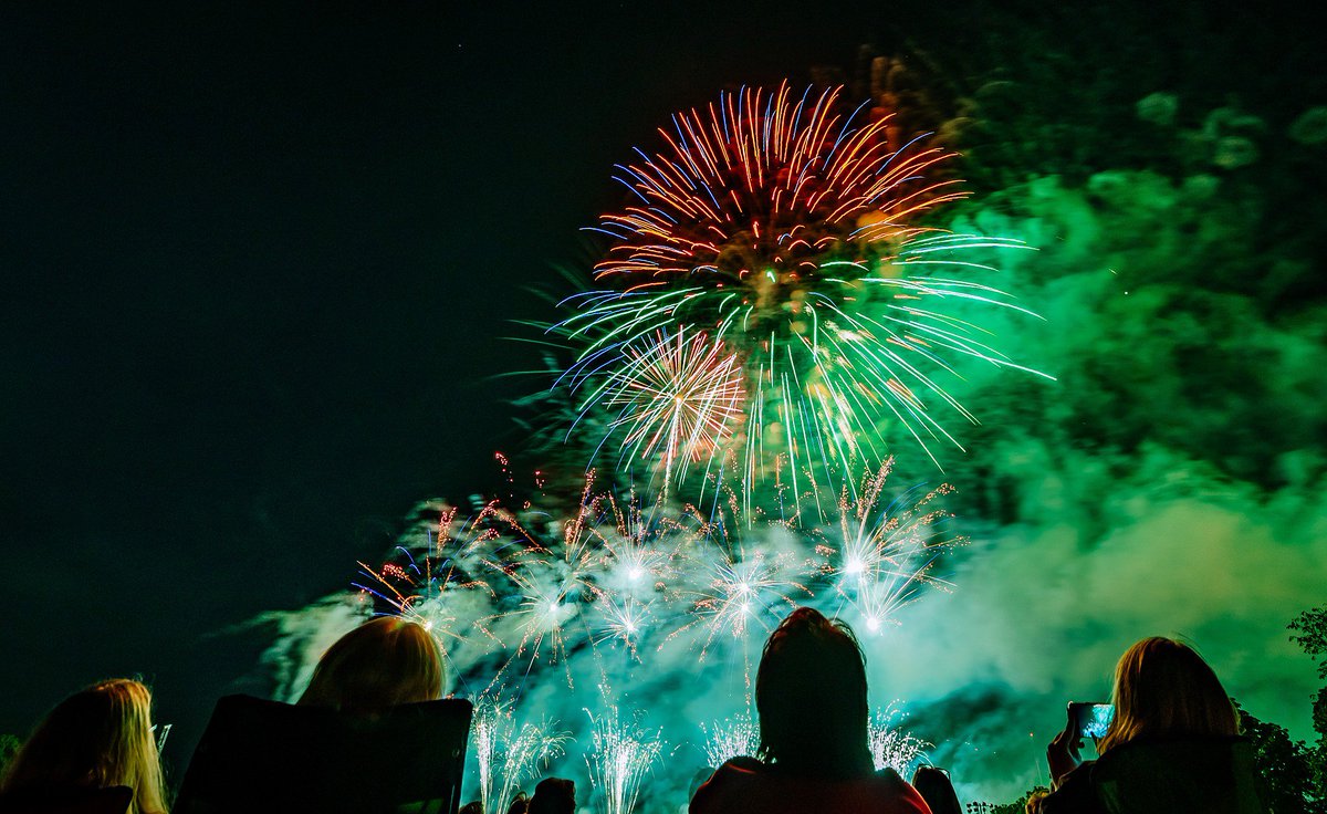 CCTV's tweet photo. #Fireworks from "G2 Fireworks Surat, Gujarat, India" illuminate the sky during the 17th International Fireworks Festival "Flammende Sterne" on August 16, 2019 in Ostfildern, Germany. #Pyrotechnicians all over the world will participate in the firework competition. #WorldNews https://t.co/ltBwYiA1B6