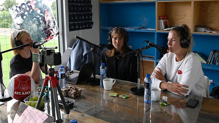 AjaxVrouwen's tweet photo. 🆕 #AjaxPodcast 🎧

@kellyzeeman17 &amp; @lizekop over: 
🏝 vakantie, mentaliteit💆‍♀️en nog veel meerrrr! ⚽️

▶️ https://t.co/6AyUr6yQic https://t.co/qWQry8Q2oa