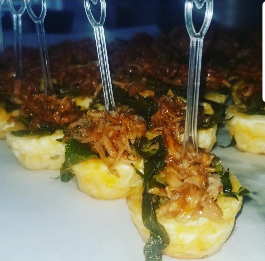 eatquilibrium's tweet photo. My Soul Bombs (an Eatquilibrium exclusive) made their debut this weekend andthey were a hit!!! Creamy mac, topped with honey bbq pulled pork and a sauteed collard green. 😋😋😋😋😋 #eatquilibrium #goodeats #culinary #food #foodie #raleigh #durham #cary #personalchef #soulfood https://t.co/cMSHhZf1dr