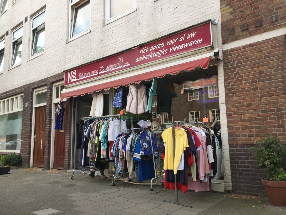 De échte Amsterdamse onderneemster Karin Mesman runt in een voormalig slagerspand in Amsterdam-Zuid een tweedehandswinkel.  Lees het artikel op de website! bit.ly/2Z9Jnsl