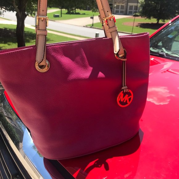 AmbraClark's tweet photo. So good I had to share! Check out all the items I'm loving on @Poshmarkapp from @LidarSkye #poshmark #fashion #style #shopmycloset #envya #mia #michaelkors: https://t.co/wltiiVE3eu https://t.co/uvnMY30YA7