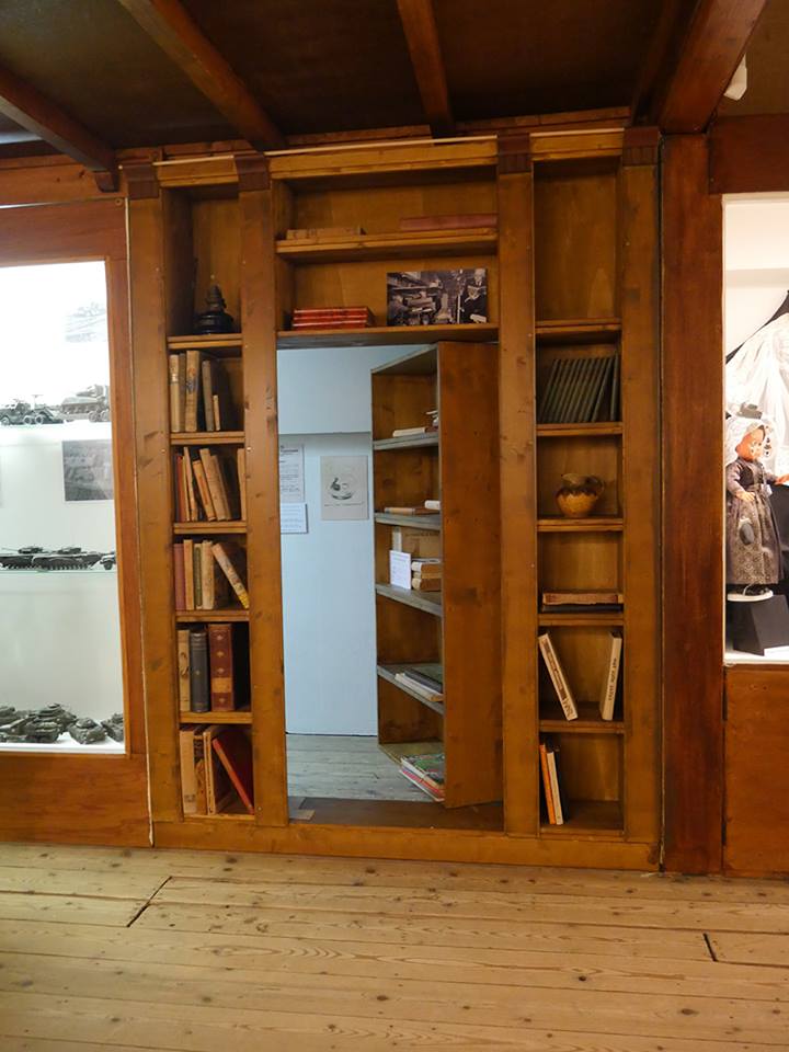 DeMeestoof's tweet photo. Ontdek onze onderduikplek op zolder! Onze timmerman heeft een verbergplaats achter een boekenkast getimmerd; heel vakkundig! https://t.co/SSBAHJMdSO