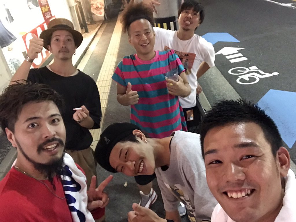 mitchell_MCL's tweet photo. 昨日のLIVEで
調子乗ってステージから
飛び降りて歌おうと着地した瞬間
ギックリ腰なった〜🤦‍♂️笑

ギックリ腰なったら
梨状筋、腸腰筋、脊柱起立筋この辺を
アプローチしてみてください。

それでM.C.Lは疼痛緩和しました👍🏼笑

#ENERGY #エナジー足りてた 
#odd_five #ありがとう https://t.co/uYInoyqJeD