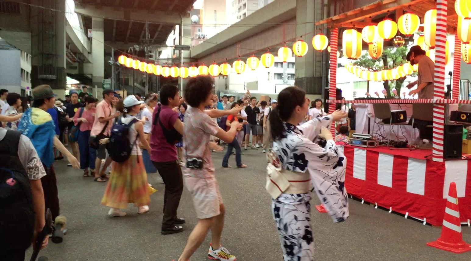 岸野雄一 これまでもダンシングヒーローや一休さん また洋楽のmj マドンナ ボニーmなどを盆踊り のレパートリーにする例は数多くありますし 大友さんのプロジェクトフクシマなどでも櫓にdjを配して楽曲をプレイする事はありましたが 音頭のリズムで輪に