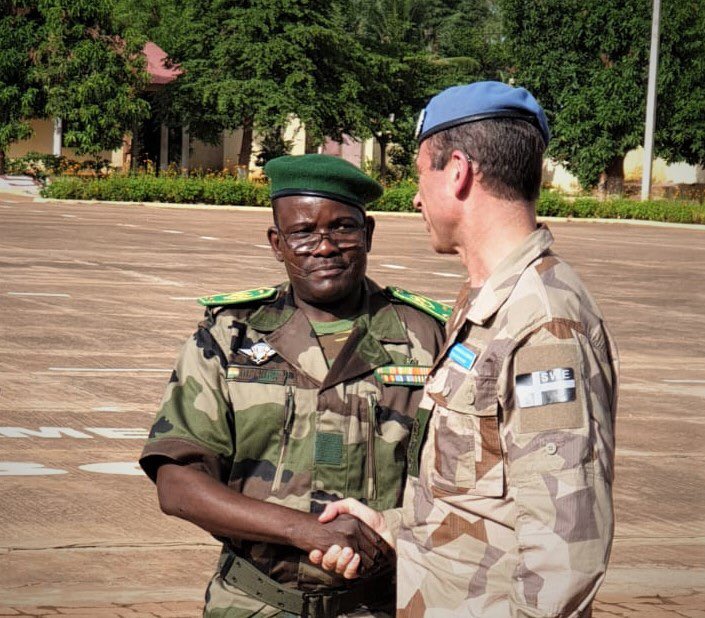 Merci au général de division Hanana Ould Sidi et bienvenue au général de brigade Oumaro Namata Gazama.  Ensemble nous continuerons à travailler pour adresser les défis sécuritaires du #Mali et de ses citoyens. #Niger #G5_Sahel #A4P #ProtectingCivilians #ProtectingPeace #MINUSMA