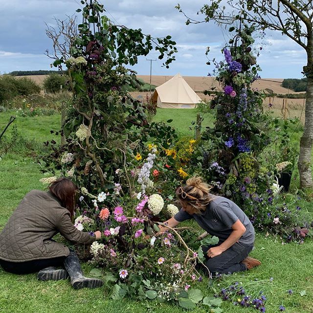 fieldandbloom's tweet photo. What a wonderfully challenging windy day it was at Binnington Wold yesterday where @woldswayflowers hosted an event for the Flower Farmers big weekend along with @binningtonblooms promoting locally grown flowers. @pickedatdawn created this fab floral ins… https://t.co/9z0myuT7Nl https://t.co/kUZ6D8yQbw