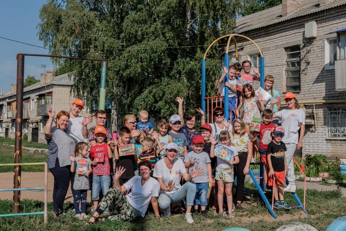 В пгт Смышляевка сотрудники МБУК ЦКД Юбилейный вместе с МБУ по развитию физической культуры и спорта вновь провели игровую программу "Выходи гулять"🙃👶👧!
Организаторов приняли тепло и радушно)