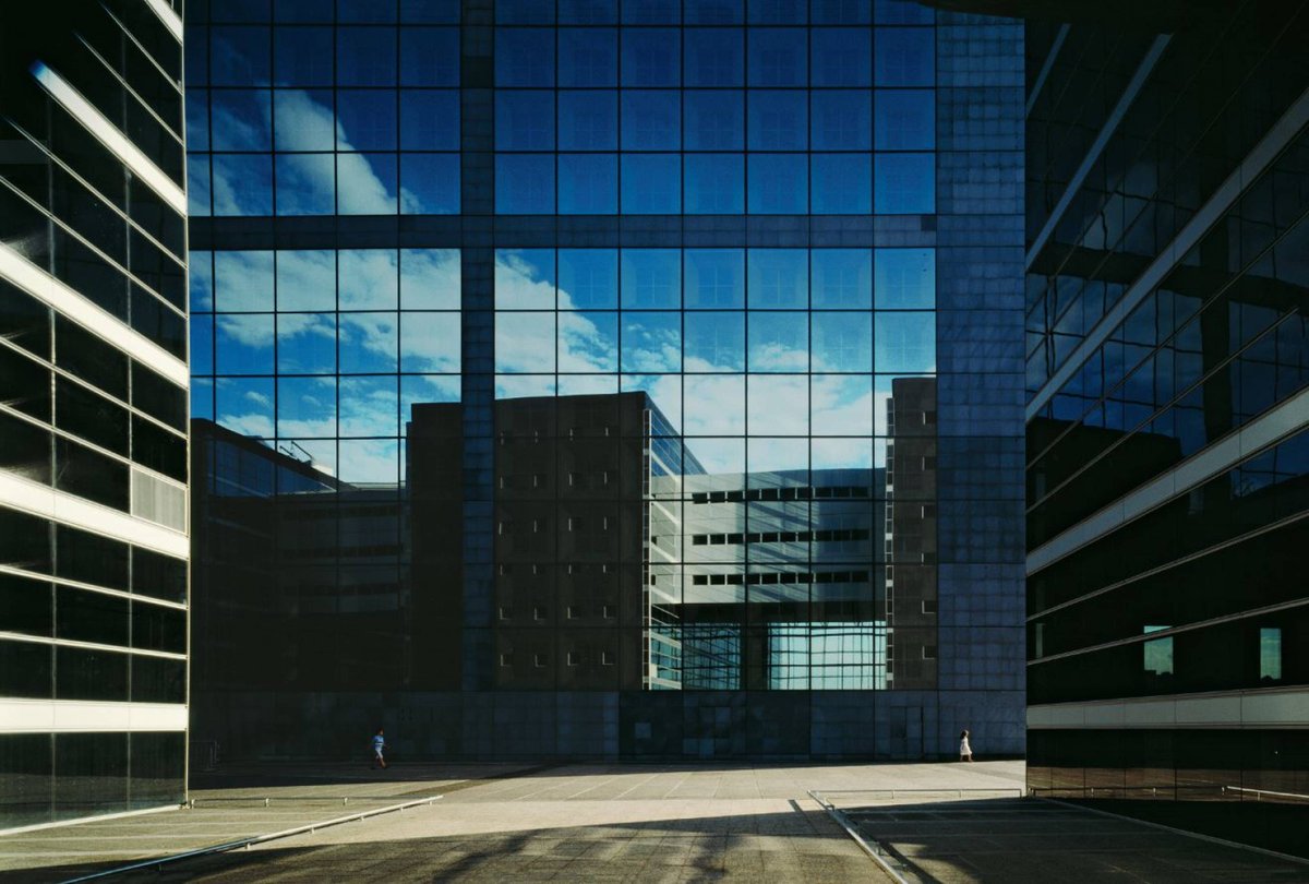 FAKRO_FR's tweet photo. #Architecture - En cette #JournéeMondialeDeLaPhotographie, nous partageons avec vous les photos d'architecture de Georges Fessy 📷 
@arts_in_city vous conseille d'aller voir une rétrospective sur son oeuvre au @Familistere de Guise jusqu'au 13 Octobre. 
https://t.co/XlUfkKgQeG https://t.co/Oo4AKHLyHM