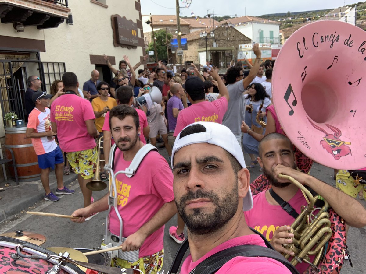 charangasInfo's tweet photo. RT ELCONEJOXARANGA: Vermú Madrizleño 🐇🐰🐇🐰 🐰🐇🐰🐇 #zanahoriastour19 #conejeaconmigo #almaximo #10añosdeconejo #elconejodelaloles #conejomania #charanga #streetmusicians #brassband #streetshow #showmusiclive #furgololesdelamor #sousaphone  #laloles #… https://t.co/Q2oKULxa2Q