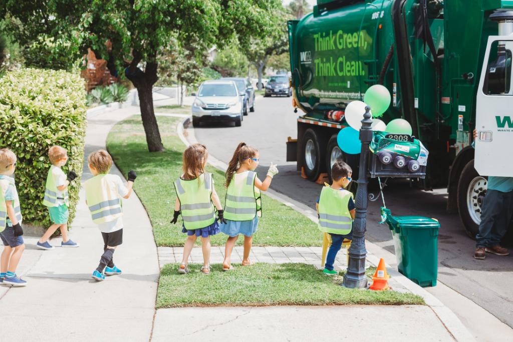 WM_NCAL's tweet photo. One of the many things great about our jobs. We love our kids because our kids love us! 💚 #ThinkWM https://t.co/iSM2tTLzlP