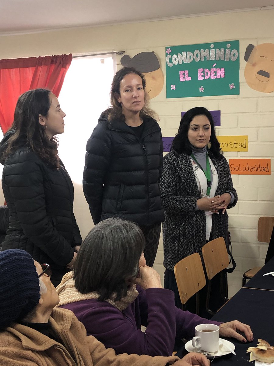 FundacionOMayor's tweet photo. Parte del equipo de @FundacionOMayor presenta a los 18 residentes del CVT El Edén de Rancagua, a Valeska Leiva, nueva monitora del condominio, quien estará a cargo de ejecutar actividades de envejecimiento positivo e integración a la comunidad. ¡Bienvenida! https://t.co/F8j4ATXjlG