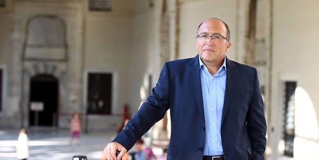 Kültür ve Turizm Bakan Yardımcısı Ahmet Haluk Dursun, Van'da geçirdiği trafik kazasında hayatını kaybetmiştir. Allah’tan rahmet dileriz. Mekanı cennet olsun.