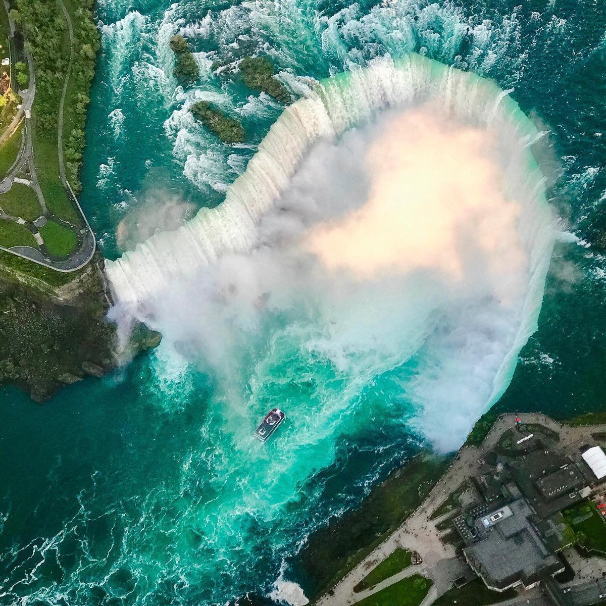 OntarioTravel's tweet photo. Same view, different perspective. 😍 #DiscoverON 

📸sea_friends_andfood via IG 
📍 Niagara Falls https://t.co/rJslQRLjzM