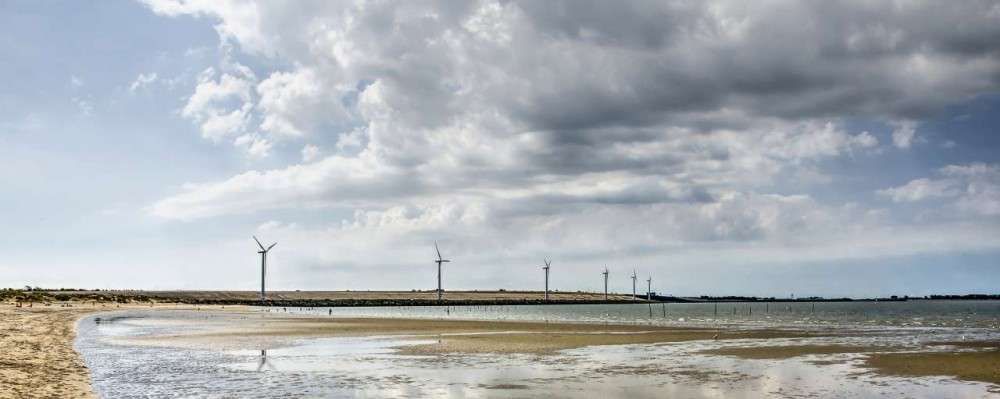 Zes #windturbines, 124.000 #zonnepanelen en twaalf zeecontainers met batterijen erin: het hybride #energiepark Haringvliet Zuid van <a href="/VattenfallNL/">Vattenfall Nederland</a> moet in september 2020 operationeel zijn buff.ly/2YZ6GFc #energietransitie