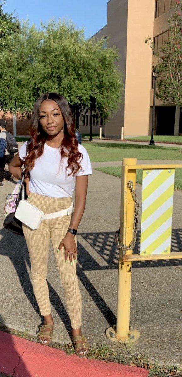 dom_taylormade's tweet photo. First Day of College 💙💛 https://t.co/LrUGqvQhqU