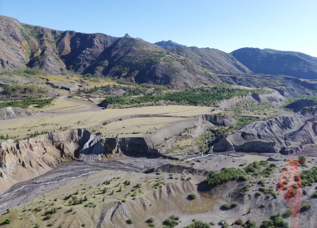 MagmaticAl's tweet photo. I think I have officially made it as a volcanologist!! Had a tremendous field week with helicopter support at Mount St. Helens. Absolutely fantastic experience with some amazing geology and accompanying geologists! Even had a mesmerising flight into the crater! @USGSVolcanoes https://t.co/yxwpwMMus9