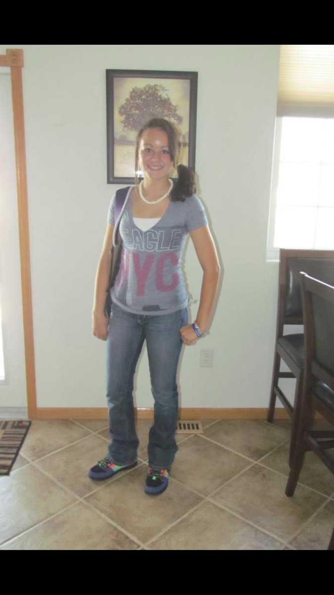 MollyKuhbacher's tweet photo. LET ME JUST PUT THIS OUT THERE 😂 My sister’s first day of 7th grade vs. mine. WHY WAS ANYONE MY FRIEND https://t.co/FH8tXoyyqL