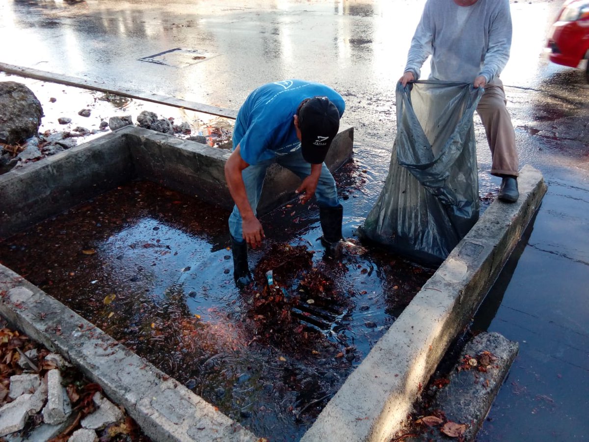 AytoCancun's tweet photo. En esta época de lluvias🌧 realizamos un trabajo permanente de limpieza en alcantarillas y rejillas, para prevenir inundaciones. ¡Evita tirar basura!

#Reg518✔
#Sm64✔
#Sm66✔
#Sm61✔
#Sm24✔

#CancúnTierraDeTodos @MaraLezama https://t.co/cAfe6edYeK