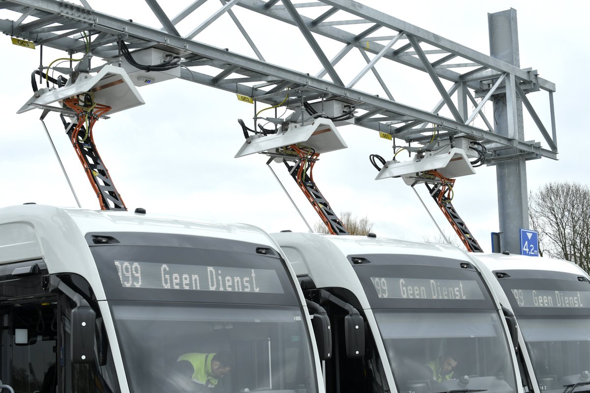 De groei van het aantal elektrische bussen in het ov gaat in een veel hogere versnelling dan die van elektrische auto's: in 2025 rijdt naar verwachting bijna driekwart van alle lijnbussen elektrisch

fd.nl/economie-polit…