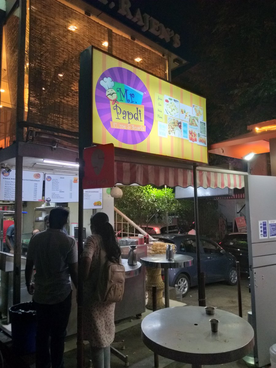 rajan_ranjana's tweet photo. #nammaChennai #snacks #Chennai
Discovered this small, quaint Mr Papdi in Bazullah Road TNagar.  Yumms Yumms parathas. They make it before u, aata not maida, not spicy and serve hot from tawa. U can ask them to make it with less chilli, less oil or more and they will happily do it https://t.co/yzMTO4Bivr
