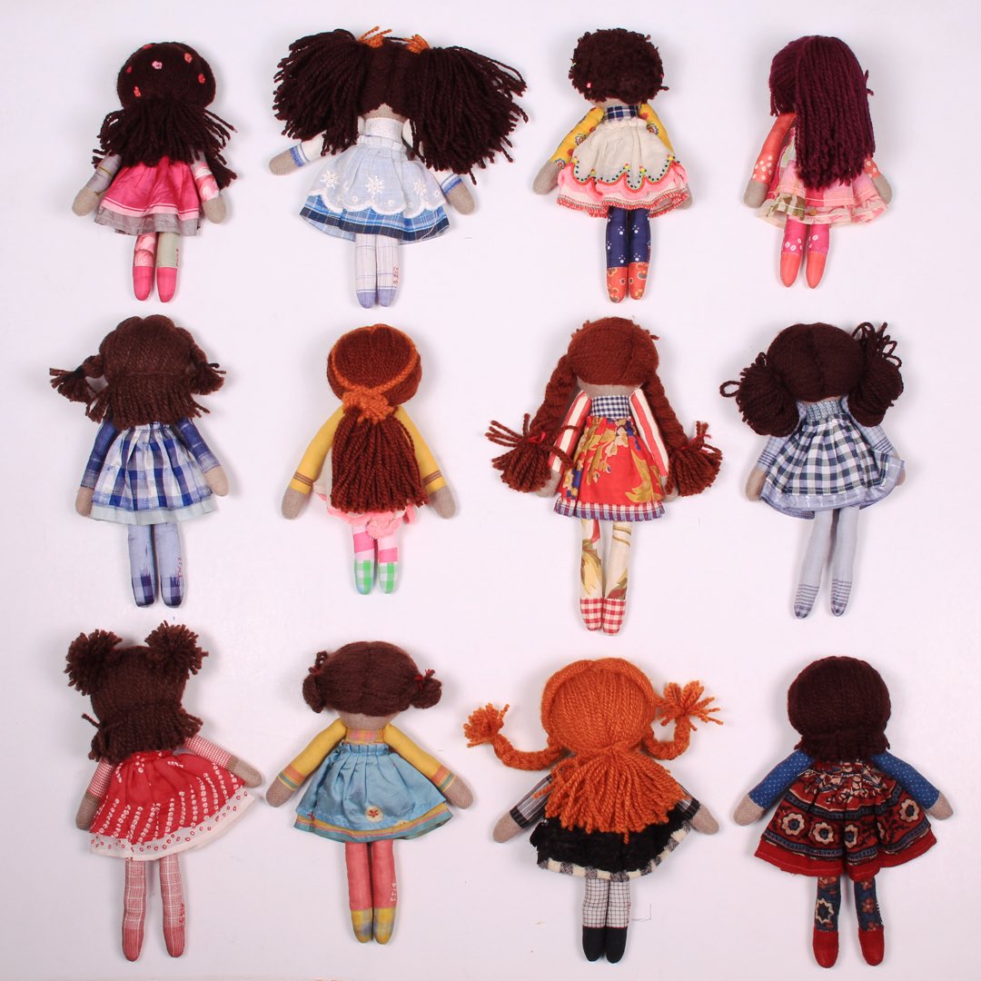 ilovepero's tweet photo. péro dolls have detailed hair dos meticulously woven/braided by hand by our skilled craftswomen, who are shown visuals of kids from all over the world.
👭♥️💇🏾♀️
#10yearsofpero #dollsofpero #10yearsoflove #handmadewithlove #spreadthelove #madeinindia #peroarchive https://t.co/ZHBgHG8aKc