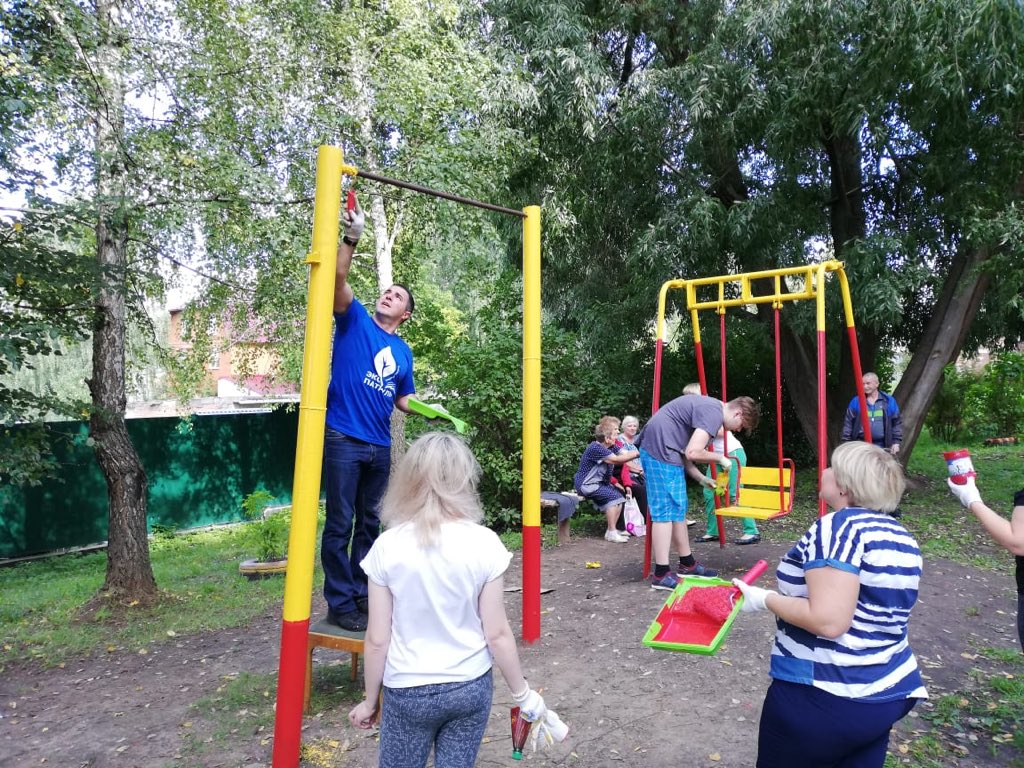 По инициативе активных жителей дома по ул. Папанина 15 г.Киреевска с ребятами экологического движения Экопатруль Тульской области привели в порядок придомовую территорию и детскую площадку!!! Спасибо активным жителям! Вместе на все по плечу! #экопатруль #тольковместе #команда71