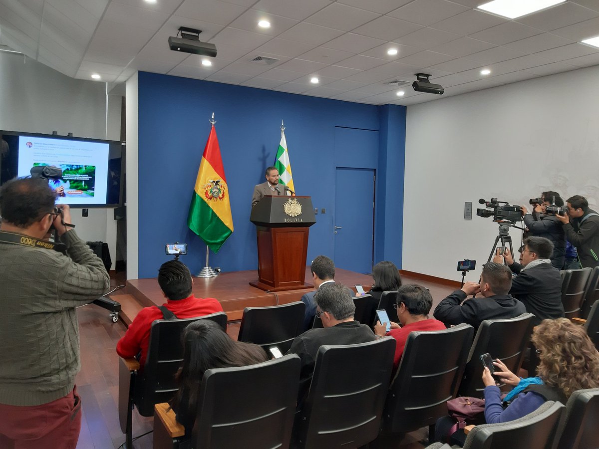 MinPresidencia's tweet photo. Viceministro Alfredo #Rada: @carlosdmesag aprobó un Decreto Supremo y una Resolución Ministerial de gastos de representación en los que se adjudicaba 1.000 dólares estadounidenses y además beneficiaba a sus colaboradores de gobierno 
#Despilfarro https://t.co/LR9YS2hurA