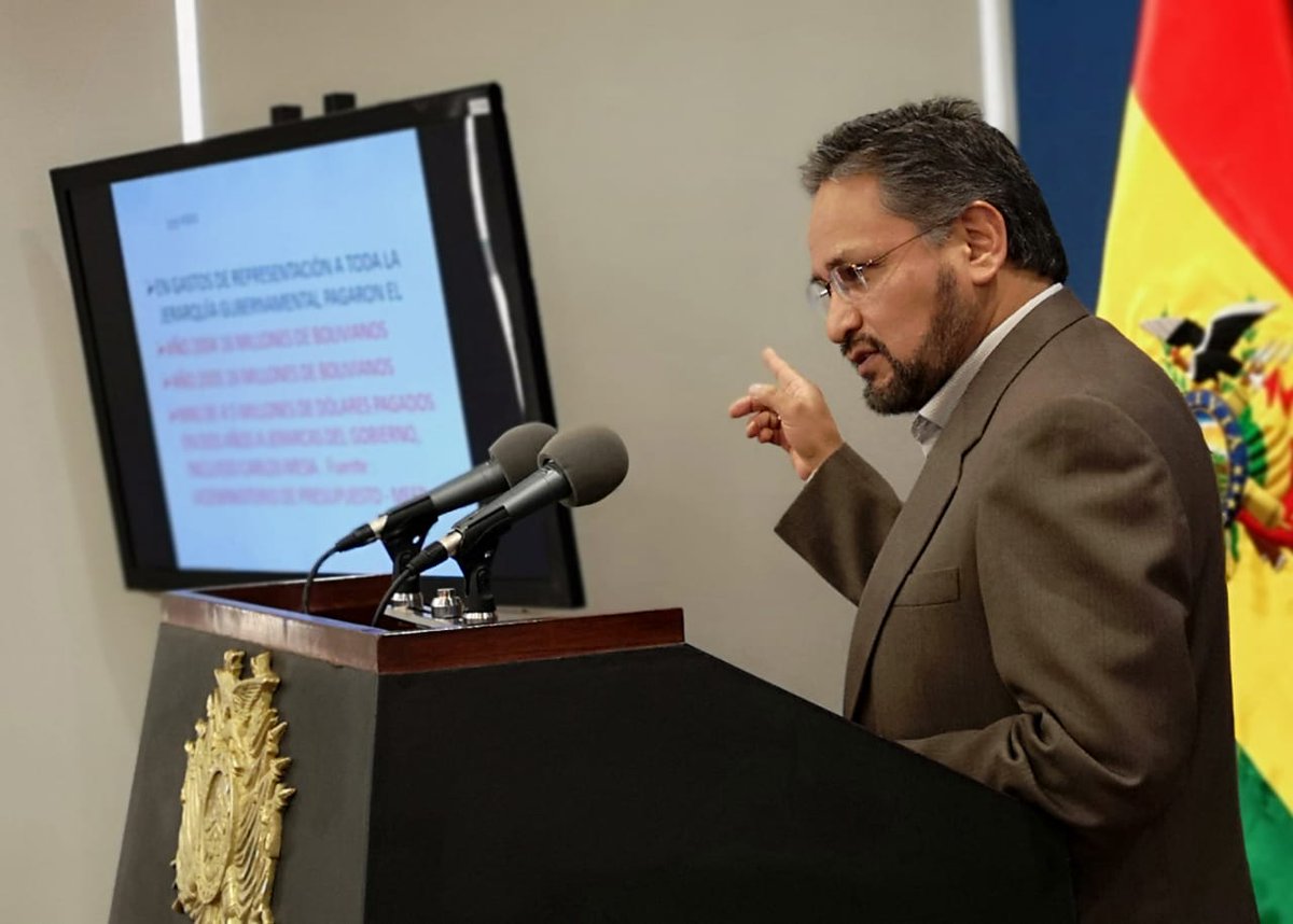 MinPresidencia's tweet photo. Viceministro Alfredo #Rada: @carlosdmesag aprobó un Decreto Supremo y una Resolución Ministerial de gastos de representación en los que se adjudicaba 1.000 dólares estadounidenses y además beneficiaba a sus colaboradores de gobierno 
#Despilfarro https://t.co/LR9YS2hurA
