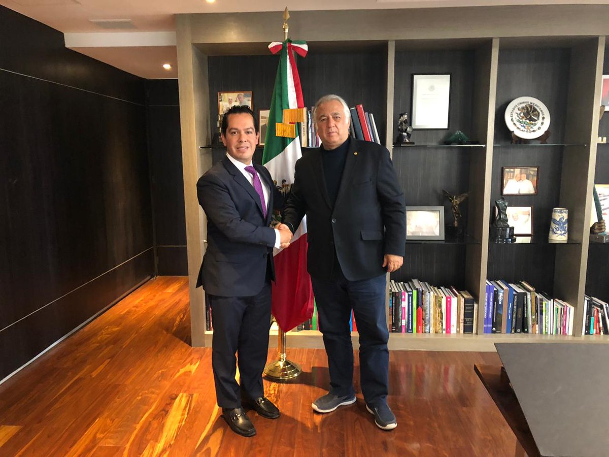 JoseAndres_GR's tweet photo. I met with Secretary of Tourism Miguel Torruco this morning to talk about #NBAGlobalGames 2019 in Mexico City and how @LosSuns will position themselves as Mexico's Home Team! Overwhelmed to see @CityofPhoenixAZ NBA basketball team leading the way in #Mexico! #LosSunsGanan https://t.co/TsMUpUJYCu