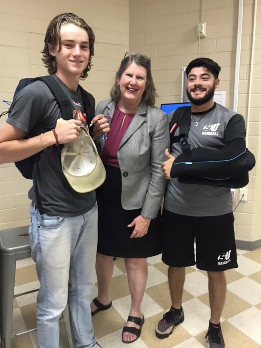 SchreinerBSB's tweet photo. Pics w Profs - We love our faculty! #EnterWithHope #FightForSchreiner #GoNeers #d3b #SCACbsb #LeaveWithAchievement https://t.co/jFo1Nsu48V