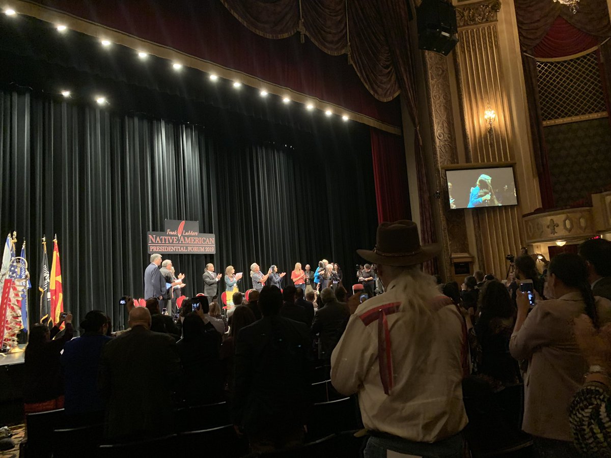 antoniajen14's tweet image. .@ewarren receives standing ovation #NativeForum #NativeVote20