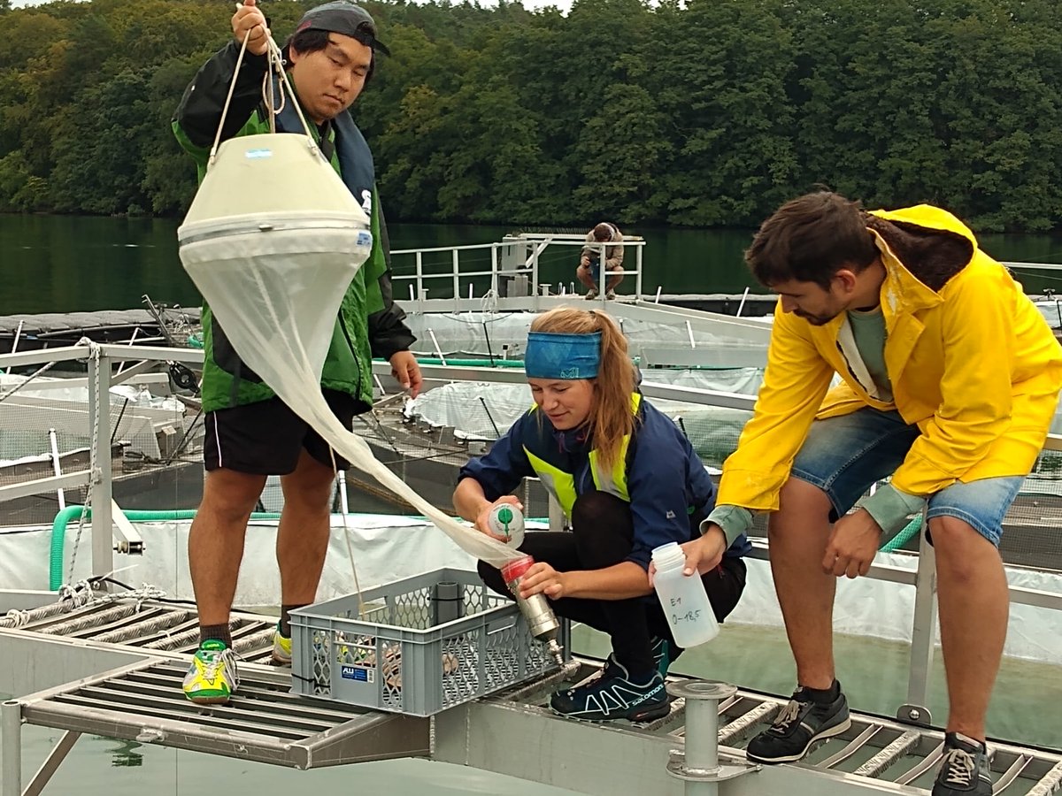 We have just started the third of four weeks of the #Lakelab experiment <a href="/LeibnizIGB/">IGB Berlin (now on Bluesky)</a>.  Here <a href="/igoroga/">Igor Ogashawara</a>, <a href="/RBardaji/">Raul  Bardaji</a> and <a href="/Katrin_Kohnert/">Dr. Katrin Kohnert</a> are taking a zooplankton sample.