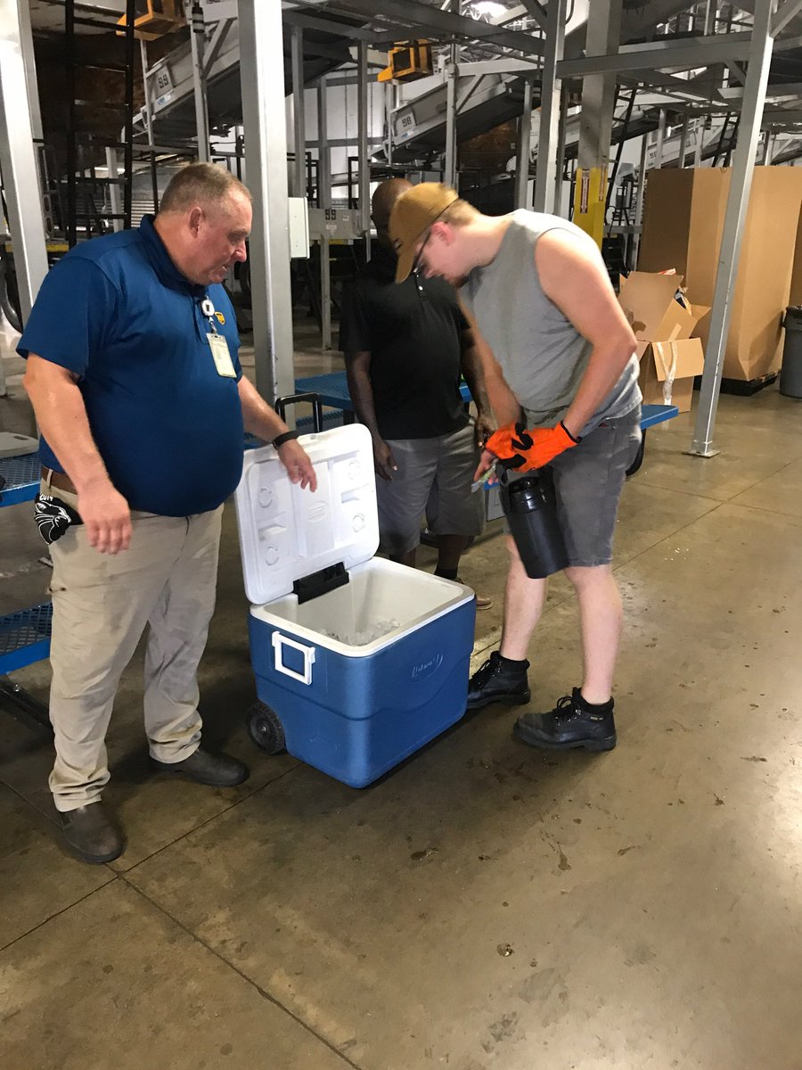 day_lions's tweet photo. #LionsRoar #SafetyFirst #HydrationIsLife #UPSService #LoadStandNation #MondayMotivation #DynamicStretching Getting the week started off right getting there bodies ready with hydration. https://t.co/7OKWpZnjKG