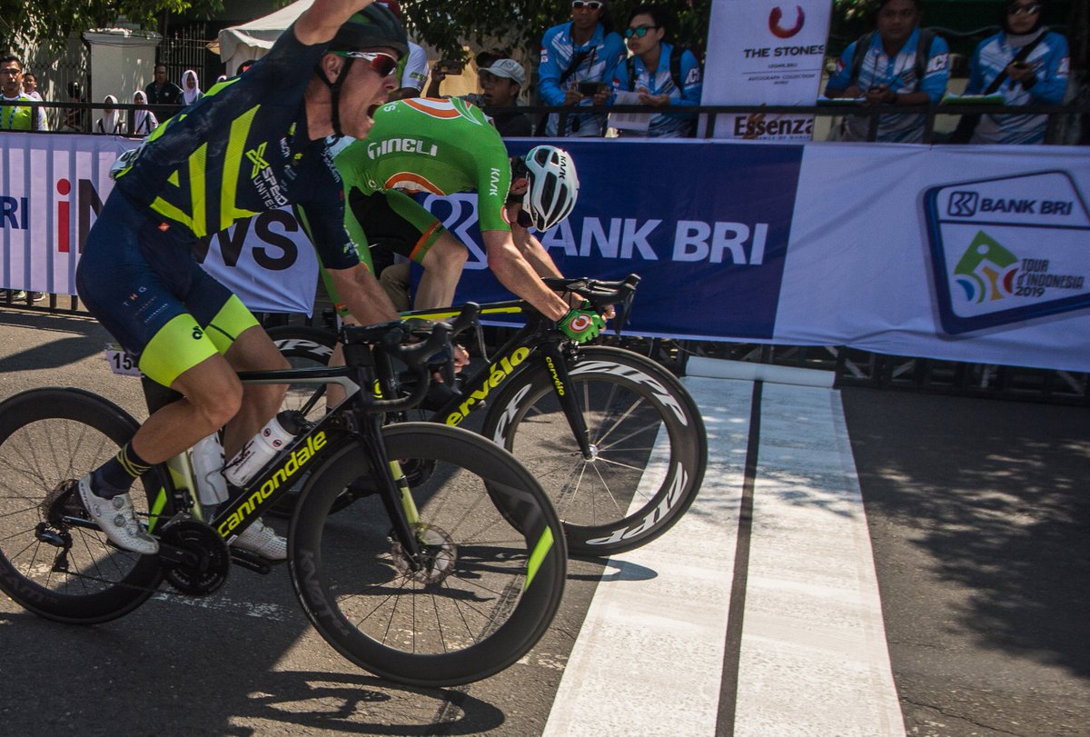 TourdeINA's tweet image. Ryan Roth caught off guard and @angus_lyons steals the victory in first stage of Bank BRI Tour d'Indonesia 2019. Cc: @oliversracing 
#TdI2019 #racetheelements #tourdindonesia #mahkotapromotion #bankbri