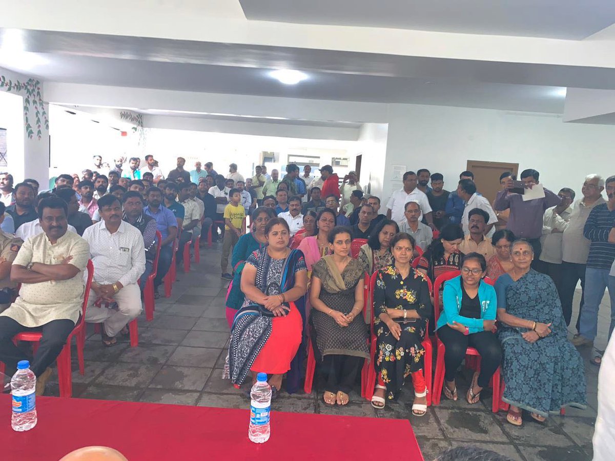 VivekSReddy9's tweet photo. It was really good of Chikpet MLA Sri Uday Garudachar to have met the residents of Wilson Garden today and addressed the issue of flower shops being opened in Wilson Garden.
#viveksubbareddy #vivekreddy https://t.co/APyw6ep4KZ