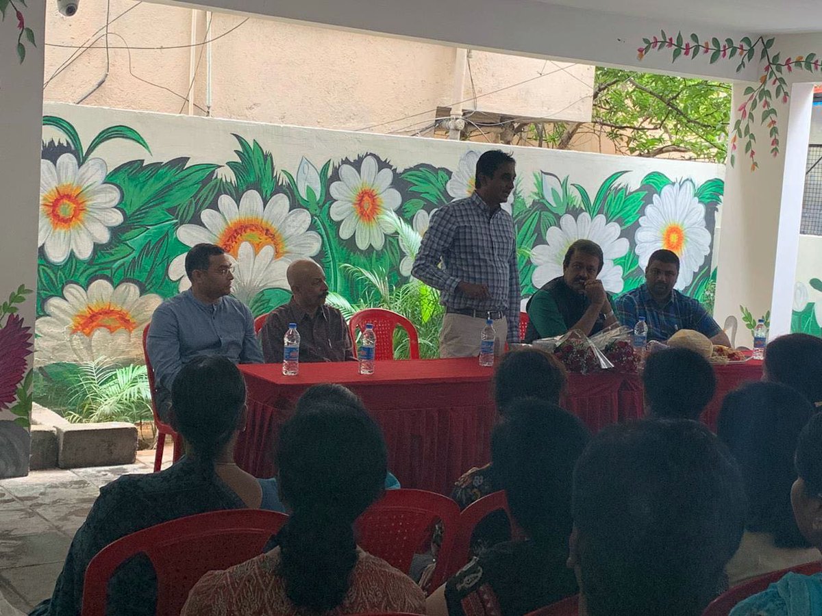 VivekSReddy9's tweet photo. It was really good of Chikpet MLA Sri Uday Garudachar to have met the residents of Wilson Garden today and addressed the issue of flower shops being opened in Wilson Garden.
#viveksubbareddy #vivekreddy https://t.co/APyw6ep4KZ