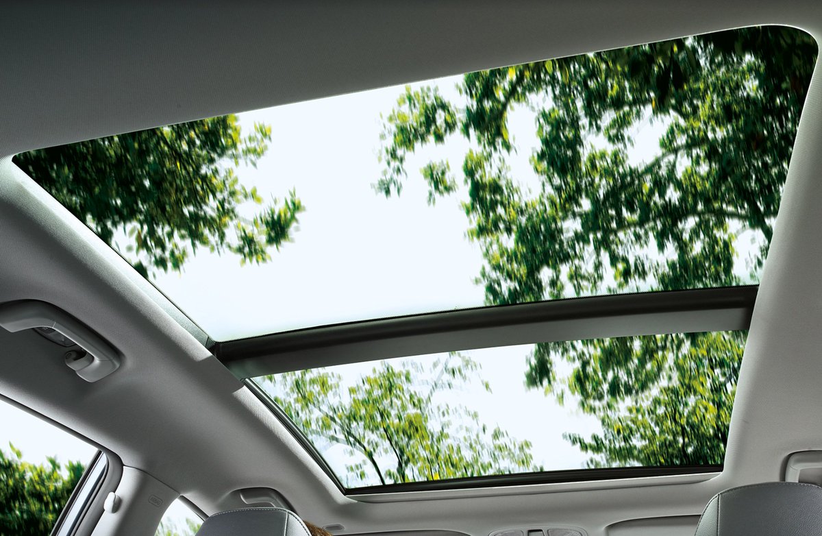 FerrolMotor's tweet photo. Da igual que sea lunes o viernes cuando los rayos de sol te acarician gracias al techo panorámico de tu #Hyundai ❤️🚘 https://t.co/filGtLJy2R